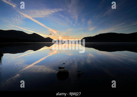 Sonnenaufgang über Bassenthwaite Lake, Keswick, Lake District National Park, Cumbria, England, Großbritannien Stockfoto