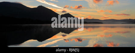 Sonnenaufgang über Bassenthwaite Lake, Keswick, Lake District National Park, Cumbria, England, Großbritannien Stockfoto