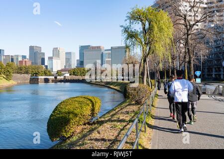 Läufer, Graben um Kokyogaien National Gardens in der Nähe von Sakuradamon Gate, Tokio, Tokyo, Japan Stockfoto