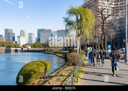 Läufer, Graben um Kokyogaien National Gardens in der Nähe von Sakuradamon Gate, Tokio, Tokyo, Japan Stockfoto