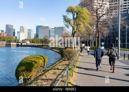 Läufer, Graben um Kokyogaien National Gardens in der Nähe von Sakuradamon Gate, Tokio, Tokyo, Japan Stockfoto