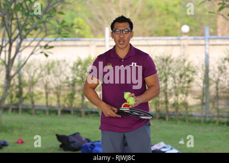 International Thai ehemaligen Tennis-Champion Paradorn Srichaphan Trainer jungen Studenten an einer internationalen Schule in Hua Hin bekannt. Stockfoto