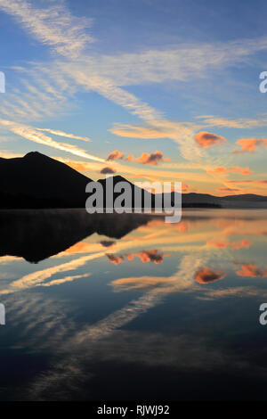 Sonnenaufgang über Bassenthwaite Lake, Keswick, Lake District National Park, Cumbria, England, Großbritannien Stockfoto