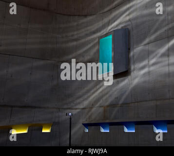 Firminy, Kirche St. Pierre, Le Corbusier posthum, 1970 bis 2006 mit Unterbrechungen, Innenraum, Fensterdetail Stockfoto