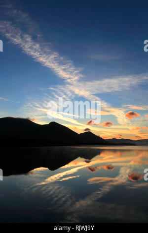 Sonnenaufgang über Bassenthwaite Lake, Keswick, Lake District National Park, Cumbria, England, Großbritannien Stockfoto