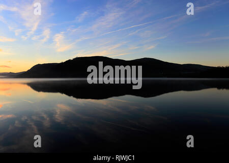 Sonnenaufgang über Bassenthwaite Lake, Keswick, Lake District National Park, Cumbria, England, Großbritannien Stockfoto