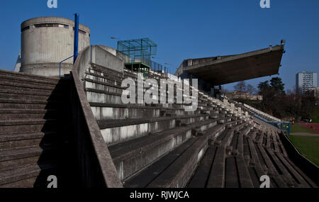 Firminy, Stadion, Le Corbusier, Posthum 1966-1969, Tribüne und Funktionsbau Stockfoto