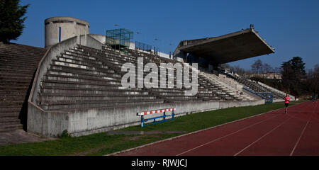 Firminy, Stadion, Le Corbusier, Posthum 1966-1969, Tribüne und Funktionsbau Stockfoto