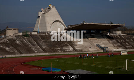 Firminy, Stadion, Le Corbusier, Posthum 1966-1969, Tribüne und Funktionsbau, im Hintergrund Kirche St-Pierre Stockfoto