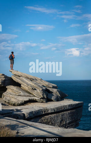 Mann, auf dem mit Blick auf die Seenlandschaft, Sydney, NSW, Australien Stockfoto