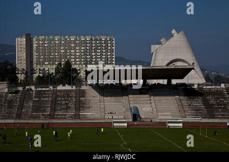 Firminy, Stadion, Le Corbusier, Posthum 1966-1969, Tribüne und Funktionsbau, im Hintergrund Kirche St-Pierre Stockfoto