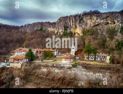 Luftaufnahme der mittelalterlichen orthodoxen Kloster des Heiligen Verklärung Gottes, Veliko Tarnovo, Bulgarien Stockfoto