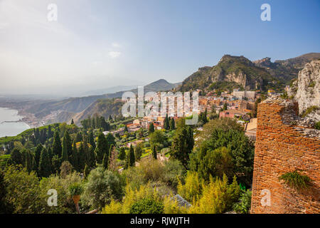 Panoramablick von Taormina auf Sizilien Stadt Ufer, Vulkan Ätna ist in Wolken versteckt Stockfoto