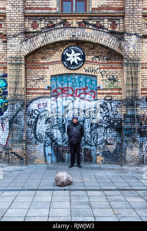 Berlin, Kreuzberg, Gorlitzer Park. Alte Graffiti bedeckt Gorlitzer Bahnhof Büro Gebäude Das Edelweiss Cafe, das jetzt geschlossen hat. Stockfoto