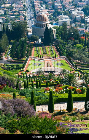 Die Bahai Tempel und Gärten in Haifa von der Louis Promenade mit Straßen und Gebäude im Hintergrund gesehen Stockfoto