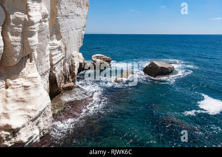 Marine zeigt die vertikale weiße Kreidefelsen in der Nähe von Rosh Hanikra am Mittelmeer an der Grenze zu Israel Libanon Stockfoto