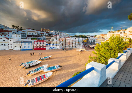 Boote am Strand von Carvoeiro, Algarve, Portugal, Europa Stockfoto