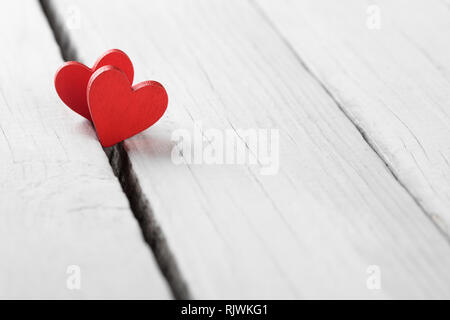 Valentine Hintergrund mit handgefertigten Herzen auf rustikalem Holz Stockfoto