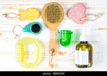 Flach Foto noch Leben kosmetische Produkte Foto für Beauty Blog. Morgendliche Routine für die Körperpflege. Ansicht von oben. Bürste für Körper und Gesicht, Stockfoto