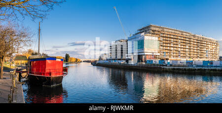 Der Fluss Nene im Zentrum von Peterborough, Cambridgeshire, mit einem großen Riverside Entwicklung im Bau Stockfoto