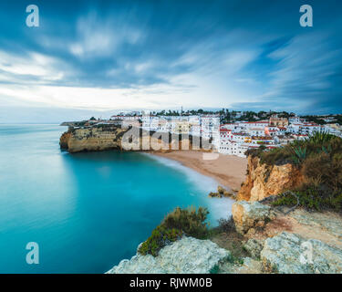 Schroffen Klippen und Dorf, hohes Ansehen, Carvoeiro, Algarve, Portugal, Europa Stockfoto