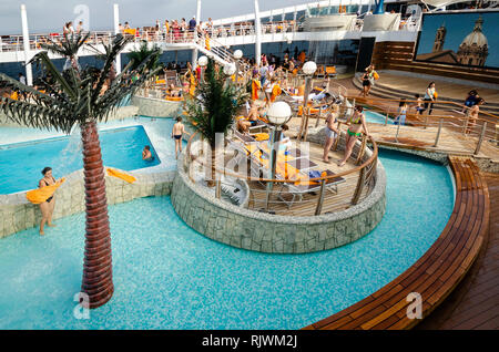 Passagierfähre, MIDSEA, SPANIEN - Juni 09, 2012: Fluggäste genießen an der Swimmingpool auf dem Oberdeck der Luxus Kreuzfahrt MSC SPLENDIDA - Bild Stockfoto