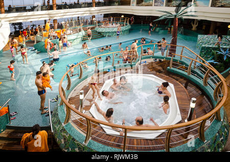 Passagierfähre, MIDSEA, SPANIEN - Juni 09, 2012: Fluggäste genießen an der Swimmingpool auf dem Oberdeck der Luxus Kreuzfahrt MSC SPLENDIDA - Bild Stockfoto