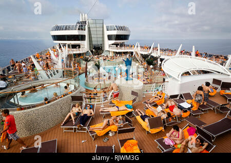 Passagierfähre, MIDSEA, SPANIEN - Juni 09, 2012: Fluggäste genießen an der Swimmingpool auf dem Oberdeck der Luxus Kreuzfahrt MSC SPLENDIDA - Bild Stockfoto