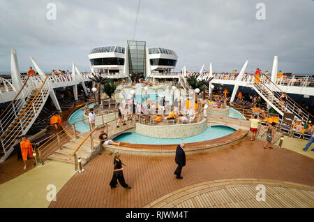 Passagierfähre, MIDSEA, SPANIEN - Juni 09, 2012: Fluggäste genießen an der Swimmingpool auf dem Oberdeck der Luxus Kreuzfahrt MSC SPLENDIDA - Bild Stockfoto