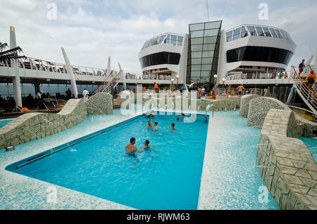 Passagierfähre, MIDSEA, SPANIEN - Juni 09, 2012: Fluggäste genießen an der Swimmingpool auf dem Oberdeck der Luxus Kreuzfahrt MSC SPLENDIDA - Bild Stockfoto