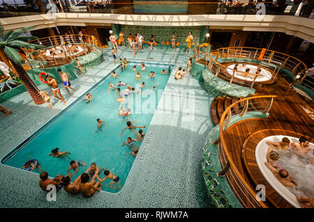 Passagierfähre, MIDSEA, SPANIEN - Juni 09, 2012: Fluggäste genießen an der Swimmingpool auf dem Oberdeck der Luxus Kreuzfahrt MSC SPLENDIDA - Bild Stockfoto