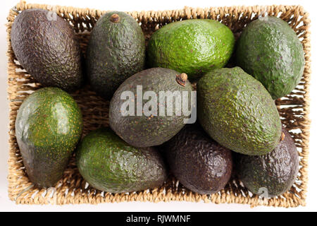 Ein Korb mit Avocados, Nahaufnahme, Ansicht von oben Stockfoto