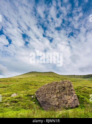 Große Boulder von Kreuz mit roten Sandstein von Devonian Alter (Alten roten Sandstein) in den Galty Mountains (Galtee Mountains), County Tipperary, Irland Stockfoto