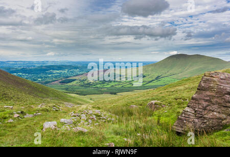 Blick in Richtung Glen von Aherlow vom Galty Mountains, County Tipperary, Irland, mit großen Felsbrocken der Kiesstrand Devon in rotem Sandstein, die in Vordergrund Stockfoto