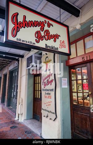 Johnny's Po-Boys restaurant Schild, Straßenschild, New Orleans French Quarter, St. Louis St., New Orleans, LA, USA. Stockfoto