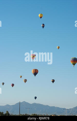 Heißluftballons steigen in den Himmel in Phoenix, Arizona. Stockfoto