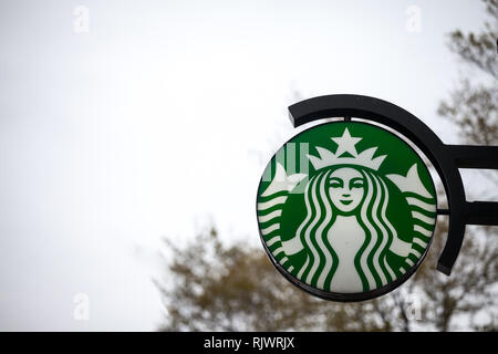 MONTREAL, KANADA - 6. NOVEMBER 2018: Starbucks Logo vor einem Starbucks-café in der Innenstadt von Montreal, Quebec. Montreal ist eine Marke der Stockfoto