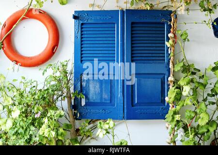 Klassische Fenster im griechischen Stil, weiß und blau. Stockfoto