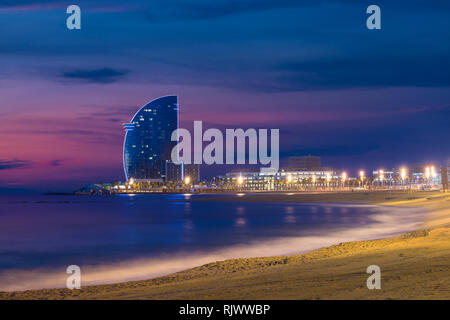 Barcelona Strand im Sommer Nacht entlang der Küste in Barcelona, Spanien. Mittelmeer in Spanien. Stockfoto