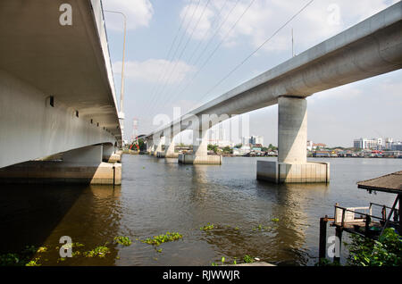 Skytrain Mass Rapid Transit Authority von Thailand MRTA oder MRT lila Linie, die sich über den Fluss Chao Phraya am Phra Nang Klao Brücke stat nach Bangkok Stockfoto