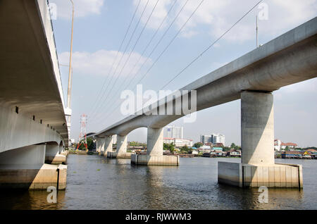 Skytrain Mass Rapid Transit Authority von Thailand MRTA oder MRT lila Linie, die sich über den Fluss Chao Phraya am Phra Nang Klao Brücke stat nach Bangkok Stockfoto