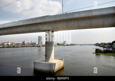 Skytrain Mass Rapid Transit Authority von Thailand MRTA oder MRT lila Linie, die sich über den Fluss Chao Phraya am Phra Nang Klao Brücke stat nach Bangkok Stockfoto