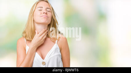 Schöne junge Frau über isolierte Hintergrund Berühren schmerzhafter Nacken, Hals für Grippe, Scholle und Infektion Stockfoto