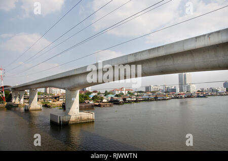 Skytrain Mass Rapid Transit Authority von Thailand MRTA oder MRT lila Linie, die sich über den Fluss Chao Phraya am Phra Nang Klao Brücke stat nach Bangkok Stockfoto