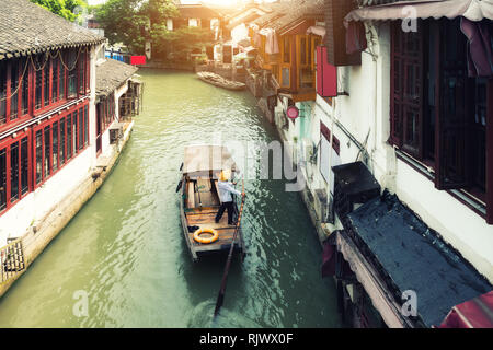 China traditionelle touristische Boote auf Kanälen von Shanghai Zhujiajiao Wasserstadt in Shanghai, China Stockfoto