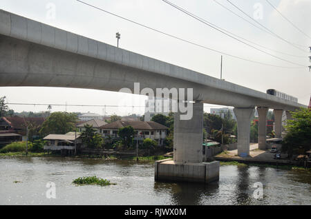 Skytrain Mass Rapid Transit Authority von Thailand MRTA oder MRT lila Linie, die sich über den Fluss Chao Phraya am Phra Nang Klao Brücke stat nach Bangkok Stockfoto