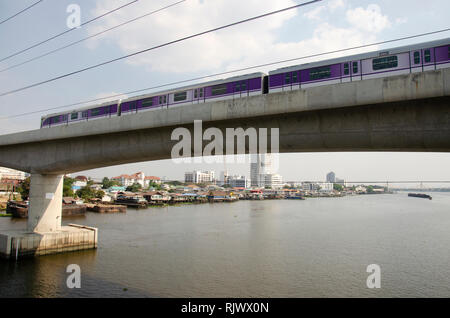 Skytrain Mass Rapid Transit Authority von Thailand MRTA oder MRT lila Linie, die sich über den Fluss Chao Phraya am Phra Nang Klao Brücke stat nach Bangkok Stockfoto