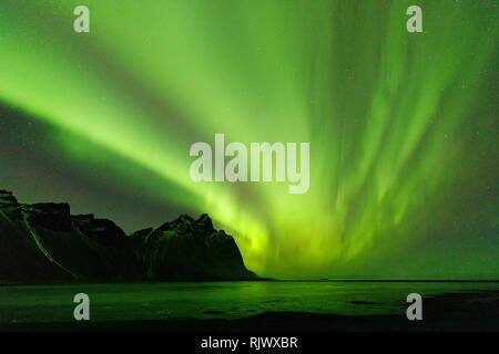 Nordlichter über Vestrahorn Berg in Stokksnes Halbinsel im Südosten von Island Stockfoto