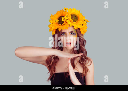 Frau in Sonnenblumen blumen Krone Zeit angezeigt, Geste Stockfoto