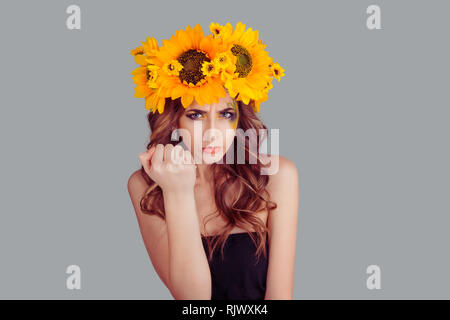 Unzufrieden Frau mit floralen Stirnband mit Faust im Zorn Stockfoto